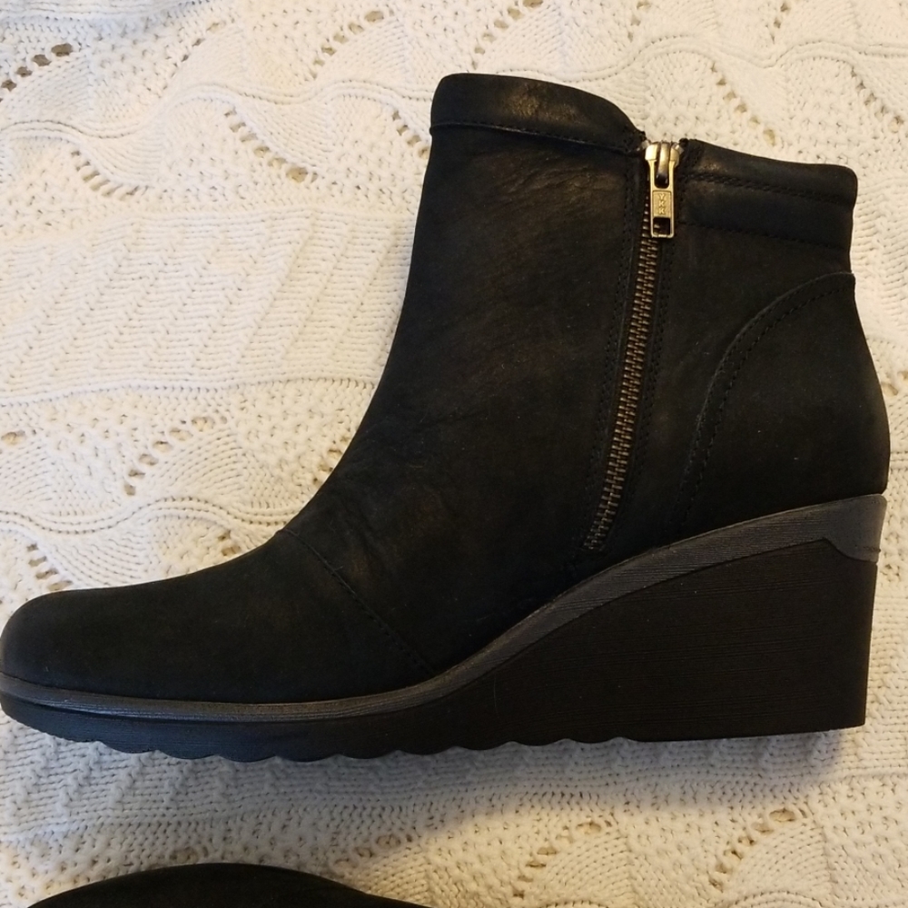 Earth size 11 leather wedge bootie